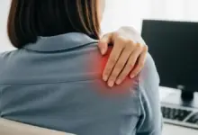Dor abaixo da escápula direita
