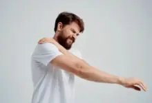 Dor no ombro que irradia para o braço e mão