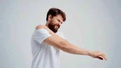 Dor no ombro que irradia para o braço e mão
