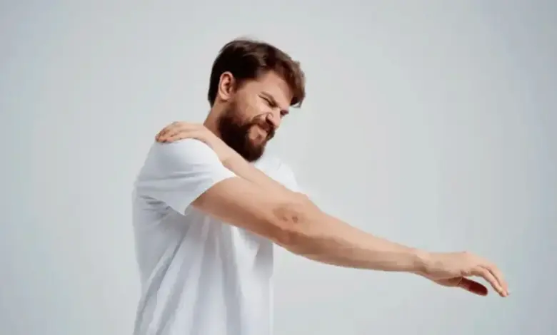 Dor no ombro que irradia para o braço e mão