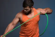 Estiramento muscular no ombro