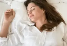 Melhor posição para dormir com dor no ombro