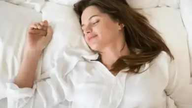 Melhor posição para dormir com dor no ombro