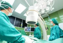 Equipe cirúrgica em centro cirúrgico, quanto custa uma cirurgia de ombro