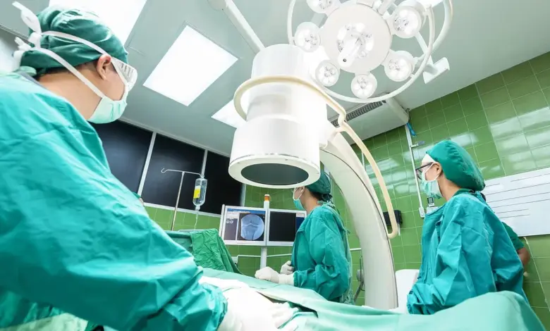 Equipe cirúrgica em centro cirúrgico, quanto custa uma cirurgia de ombro
