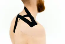 Ombro de homem com bandagem elástica após lesão de tendão, tendão do ombro rompido volta ao normal