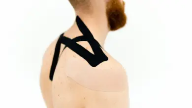 Ombro de homem com bandagem elástica após lesão de tendão, tendão do ombro rompido volta ao normal