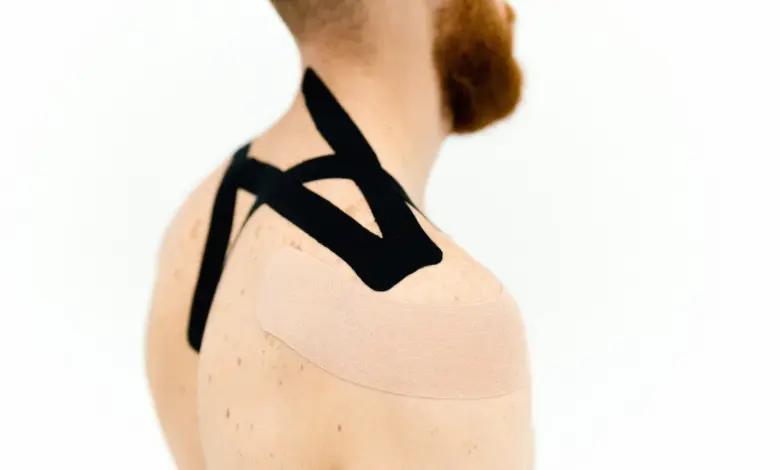 Ombro de homem com bandagem elástica após lesão de tendão, tendão do ombro rompido volta ao normal