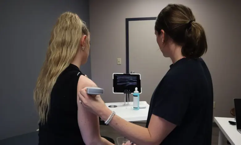 Ultrassom do ombro em consultório, exame que mostra tendinopatia do supraespinhal e do subescapular